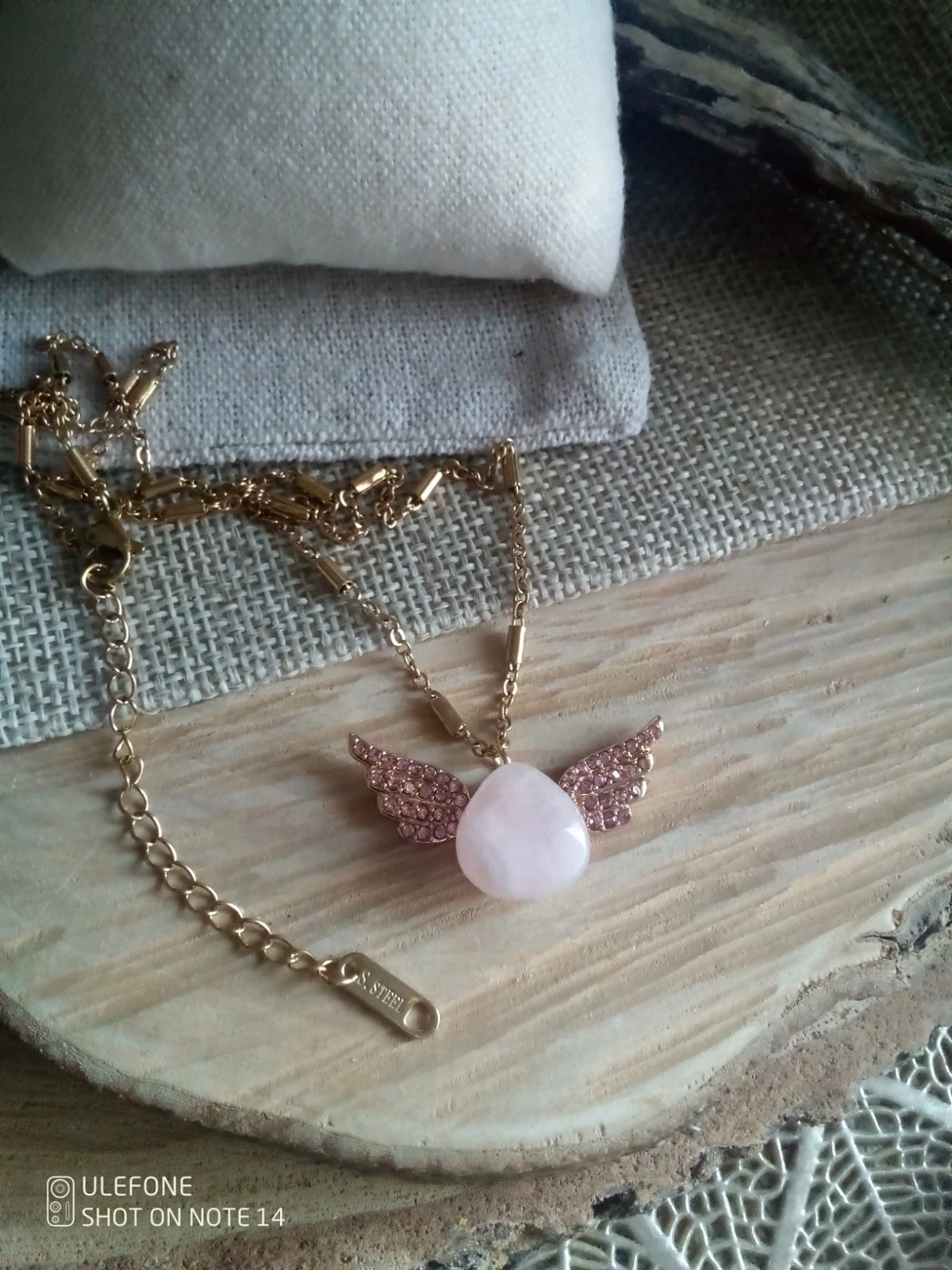 Collier ailes et pierre de quartz rose